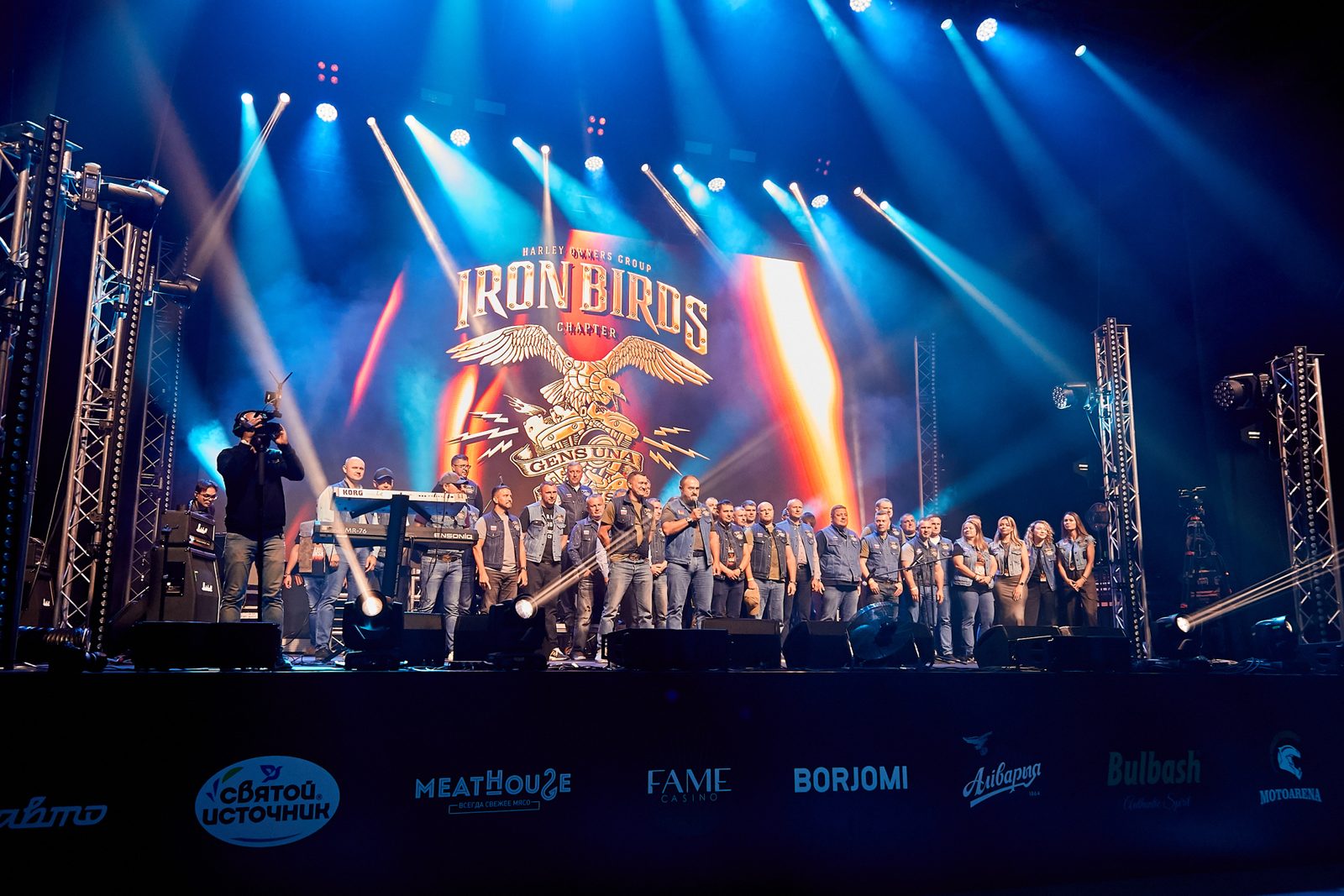 Участники Iron Birds Chapter на сцене под логотипом клуба